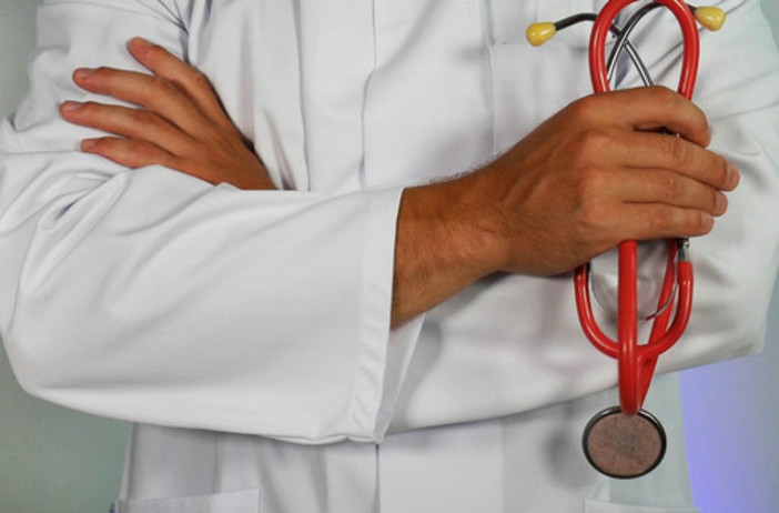 Caro energia, la protesta "al lume di candela" dei medici di medicina generale: "Ignorati dalla politica"
