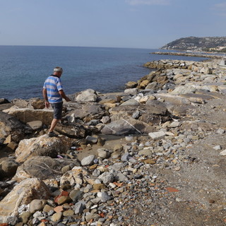 Sanremo: discarica a cielo aperto dietro al Porto Vecchio, gente costretta a fare lo slalom tra rifiuti e siringhe