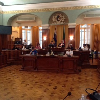 Sanremo: l'Amministrazione comunale incontra le terze medie della Scuola Italo Calvino, consegnata ai ragazzi una copia della Costituzione Sanremo: l'Amministrazione comunale incontra le terze medie della Scuola Italo Calvino, consegnata ai ragazzi una copia della Costituzione