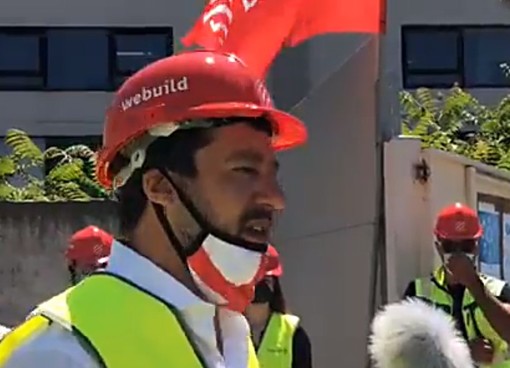 Salvini al cantiere per il nuovo ponte sul Polcevera: "Azzerare il codice degli appalti e sbloccare le infrastrutture" Salvini al cantiere per il nuovo ponte sul Polcevera: "Azzerare il codice degli appalti e sbloccare le infrastrutture"