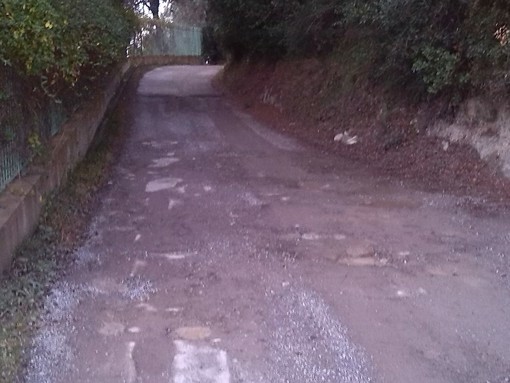 Ventimiglia: asfalto dissestato e problemi di sicurezza, la denuncia del lettore Giancarlo Ventimiglia: asfalto dissestato e problemi di sicurezza, la denuncia del lettore Giancarlo