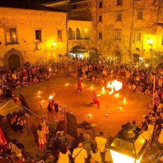 Per San Benedetto Revelli, spettacolo di fuoco in Piazza IV novembre a Taggia