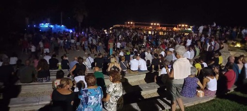 Bordighera, successo per il Ferragosto all'insegna della musica alla rotonda di Sant'Ampelio (foto)