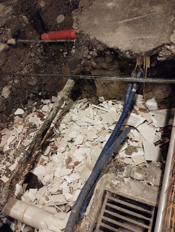 Sanremo: materiale di scarto nello scavo per la nuova fognatura, la segnalazione di una residente