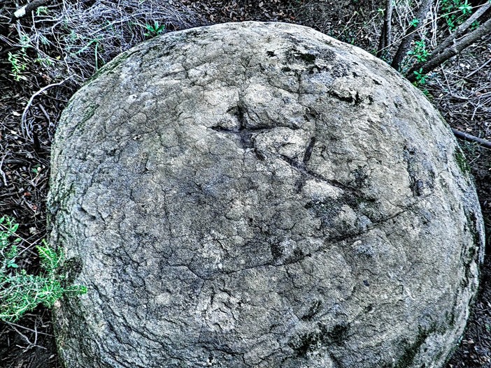 Perinaldo: scoperta una nuova scultura globulare testimonianza del culto solare nell'antichità