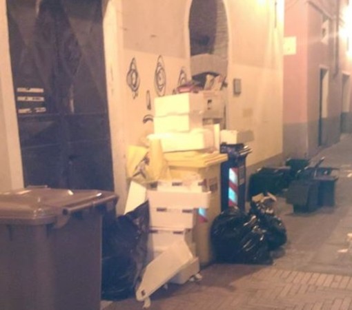 Imperia: vico Costanzo invaso dai rifiuti, la rabbia degli abitanti (foto) Imperia: vico Costanzo invaso dai rifiuti, la rabbia degli abitanti (foto)