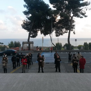 Imperia: una trentina di "Sentinelle in piedi" hanno manifestato silenziosamente davanti al Comune