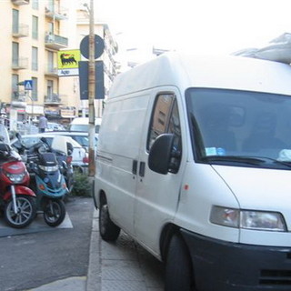 Sanremo: mezzi parcheggiati e disordine nell'ex area Agip in via Agosti, la lamentela con foto di un lettore Sanremo: mezzi parcheggiati e disordine nell'ex area Agip in via Agosti, la lamentela con foto di un lettore
