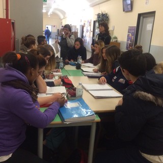 Imperia: classe inagibile. Studenti del Tecnico Turistico costretti a far lezione in corridoio. La protesta Imperia: classe inagibile. Studenti del Tecnico Turistico costretti a far lezione in corridoio. La protesta