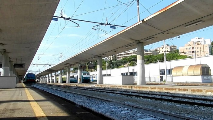 Utente imperiese denuncia disagi in stazione a Savona e sui treni: “Arretratezza inaccettabile, impossibile per disabili salire a bordo” Utente imperiese denuncia disagi in stazione a Savona e sui treni: “Arretratezza inaccettabile, impossibile per disabili salire a bordo”