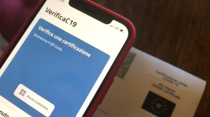 Green pass: da oggi è obbligatorio per andare in banca, entrare in tabaccheria o fare shopping