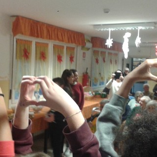 Pieve di Teco: festa di Natale insieme, i bimbi delle scuole in visita agli anziani ospiti della residenza Borelli Pieve di Teco: festa di Natale insieme, i bimbi delle scuole in visita agli anziani ospiti della residenza Borelli