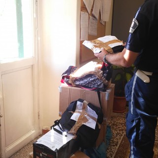 Diano Marina: proseguono controlli e sequestri della Polizia Municipale sulle spiagge. Individuati anche due alloggi abusivi affittati ai turisti Diano Marina: proseguono controlli e sequestri della Polizia Municipale sulle spiagge. Individuati anche due alloggi abusivi affittati ai turisti