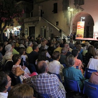 Riva Ligure “Sale in Zucca”: sold out e applausi per Bruno Gambarotta ospite della rassegna promossa dal comune di Riva Ligure. (Foto)