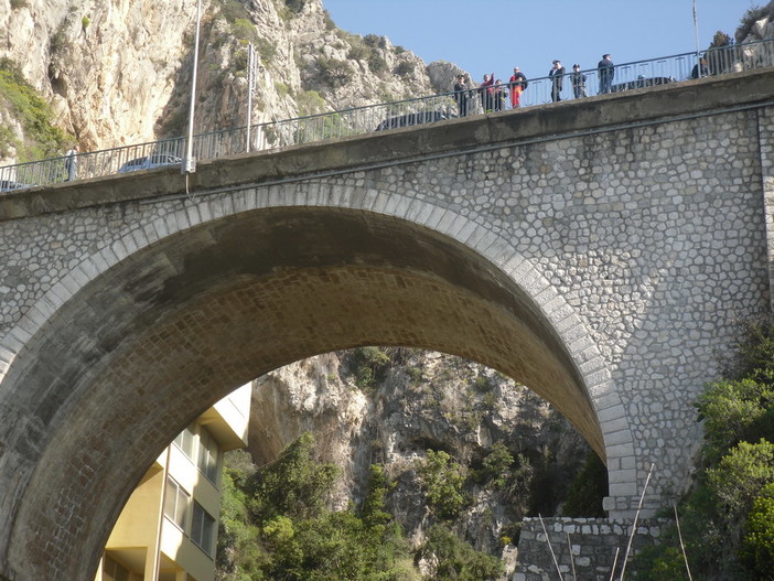Ventimiglia: 16enne iraniano salvato da Polizia di Frontiera e Vigili del Fuoco a Ponte San Ludovico Ventimiglia: 16enne iraniano salvato da Polizia di Frontiera e Vigili del Fuoco a Ponte San Ludovico