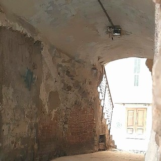Sanremo: sparite lampada e plafoniera all'interno del porticato che introduce in salita San Bernardo. È mistero