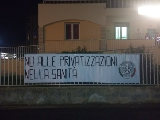 Bordighera: striscione di protesta di CasaPound contro la privatizzazione dell'ospedale