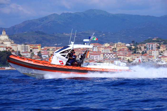 Imperia: la Guardia Costiera ha soccorso un'imbarcazione con motore in avaria, due persone a bordo Imperia: la Guardia Costiera ha soccorso un'imbarcazione con motore in avaria, due persone a bordo