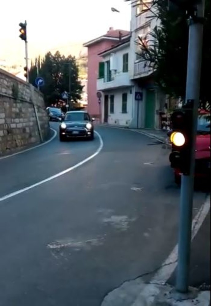 Sanremo: semafori in via Galilei ancora non funzionanti, la segnalazione con video di una lettrice