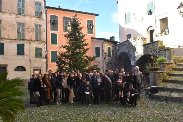 Santo Stefano, tradizione e partecipazione: Castel Vittorio celebra il patrono (Foto) Santo Stefano, tradizione e partecipazione: Castel Vittorio celebra il patrono (Foto)