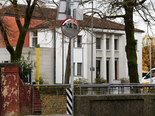 Il ruolo degli specchi stradali nei piani di sicurezza urbana Il ruolo degli specchi stradali nei piani di sicurezza urbana