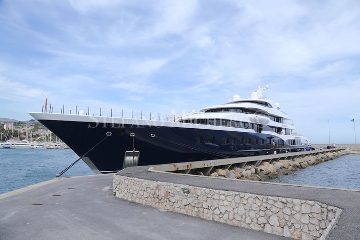 Sanremo: lo yacht extralusso Symphony si prepara a lasciare Portosole, una nave unica che appartiene all'uomo più ricco di Francia