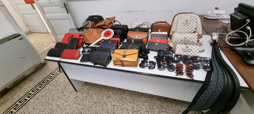 Sanremo: polizia locale sequestra merce contraffatta intorno al mercato ambulante Sanremo: polizia locale sequestra merce contraffatta intorno al mercato ambulante