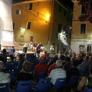 Riva Ligure: grandi applausi per Luana Valle, Roberto Pisani e Tiziano Riverso, che hanno aperto la rassegna Sale in Zucca Riva Ligure: grandi applausi per Luana Valle, Roberto Pisani e Tiziano Riverso, che hanno aperto la rassegna Sale in Zucca