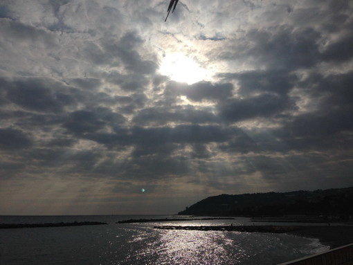 Sanremo: ad ottobre, una strana sfera azzurra nel cielo, la segnalazione di un lettore