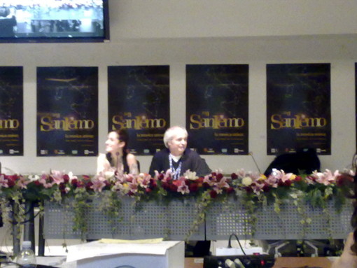 Festival di Sanremo 2011: Serena Abrami si presenta alla sala Radio e Tv Private