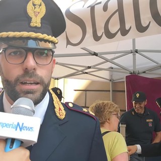 Imperia: la Polizia di Stato presente alla 'Fiera del Libro' con il suo stand informativo '#essercisempre' (Video) Imperia: la Polizia di Stato presente alla 'Fiera del Libro' con il suo stand informativo '#essercisempre' (Video)