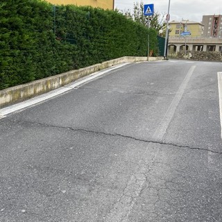 Imperia: pericoloso gradino sulla sede stradale in Via San Pio da Pietrelcina, la segnalazione di un residente