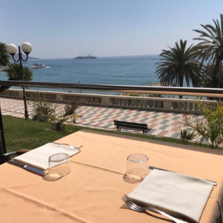Le serate “Sea in Sound” del mercoledì al Salsadrena di Sanremo sono sinonimo di divertimento, ottima cucina, musica live e buon vino Le serate “Sea in Sound” del mercoledì al Salsadrena di Sanremo sono sinonimo di divertimento, ottima cucina, musica live e buon vino