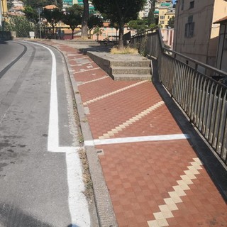 Imperia: dopo la riapertura al doppio senso, strisce per i parcheggi sui marciapiede in via Santa Lucia