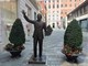 La statua di Mike Bongiorno in via Escoffier