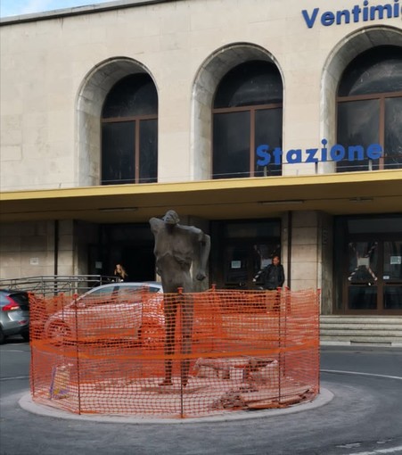 Ventimiglia: statua dell'artista Giuseppe De Feo posizionata in piazza della Stazione