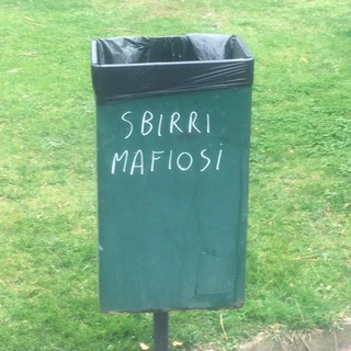 Imperia: "Sbirri mafiosi", scritta shock contro le forze dell'ordine in Piazza della Vittoria (Foto) Imperia: "Sbirri mafiosi", scritta shock contro le forze dell'ordine in Piazza della Vittoria (Foto)