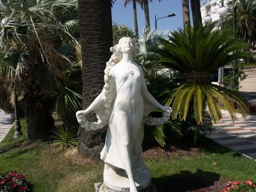 Sanremo: dopo l'atto vandalico, torna a risplendere la statua della Primavera in corso Imperatrice