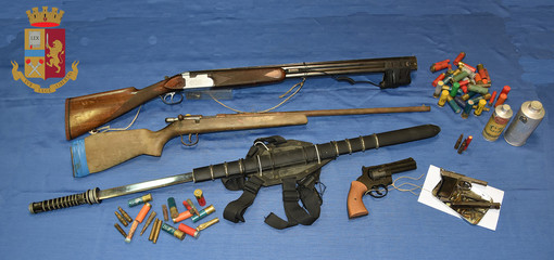 Polizia scopre armi, munizioni e droga: due giovanissimi fratelli di Apricale finiscono nei guai