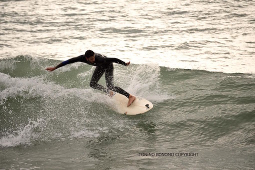 Sanremo: mare da surf oggi ai 'Tre Ponti', ecco le foto dei molti appassionati accorsi per sfidare le onde matuziane