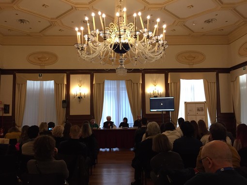 Bruno Gambarotta la conferința de Sanremo cu elevii Liceului Cassini