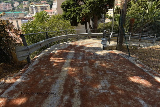 Sanremo: strada per il liceo Amoretti ricoperta di sabbia, un pericolo per auto e moto