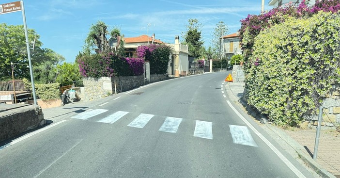 Bordighera, 'manca' l'attraversamento pedonale: spuntano le strisce fai da te