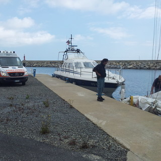 Imperia: la Polizia di Stato soccorre una barca a vela incagliata sugli scogli con una persona a bordo