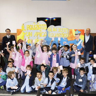 Ventimiglia: 60 bimbi delle scuole dell’Infanzia in visita agli uffici del Commissariato P.S. e della Polizia Stradale