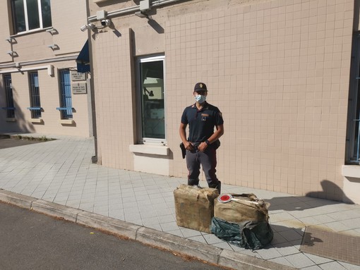 Imperia, la polizia stradale arresta autotrasportatore: nascondeva nel camion 363 kg di hashish