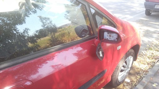 Imperia: raid vandalico sul lungomare Vespucci, danneggiati gli specchietti delle auto parcheggiate (foto) Imperia: raid vandalico sul lungomare Vespucci, danneggiati gli specchietti delle auto parcheggiate (foto)