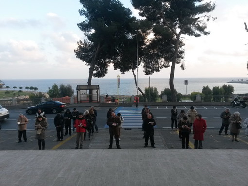 Imperia: una trentina di "Sentinelle in piedi" hanno manifestato silenziosamente davanti al Comune