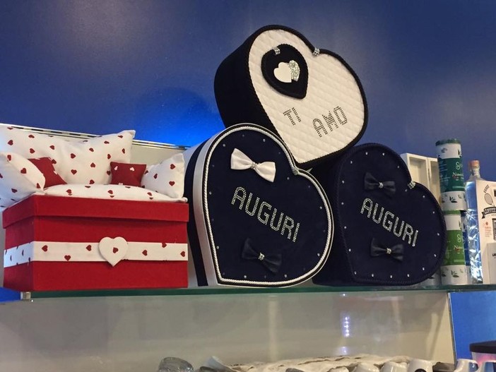 Al Blu Bar di Vallecrosia per San Valentino tante confezioni a forma di cuore personalizzabili Al Blu Bar di Vallecrosia per San Valentino tante confezioni a forma di cuore personalizzabili