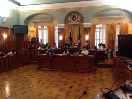 Sanremo: l'Amministrazione comunale incontra le terze medie della Scuola Italo Calvino, consegnata ai ragazzi una copia della Costituzione